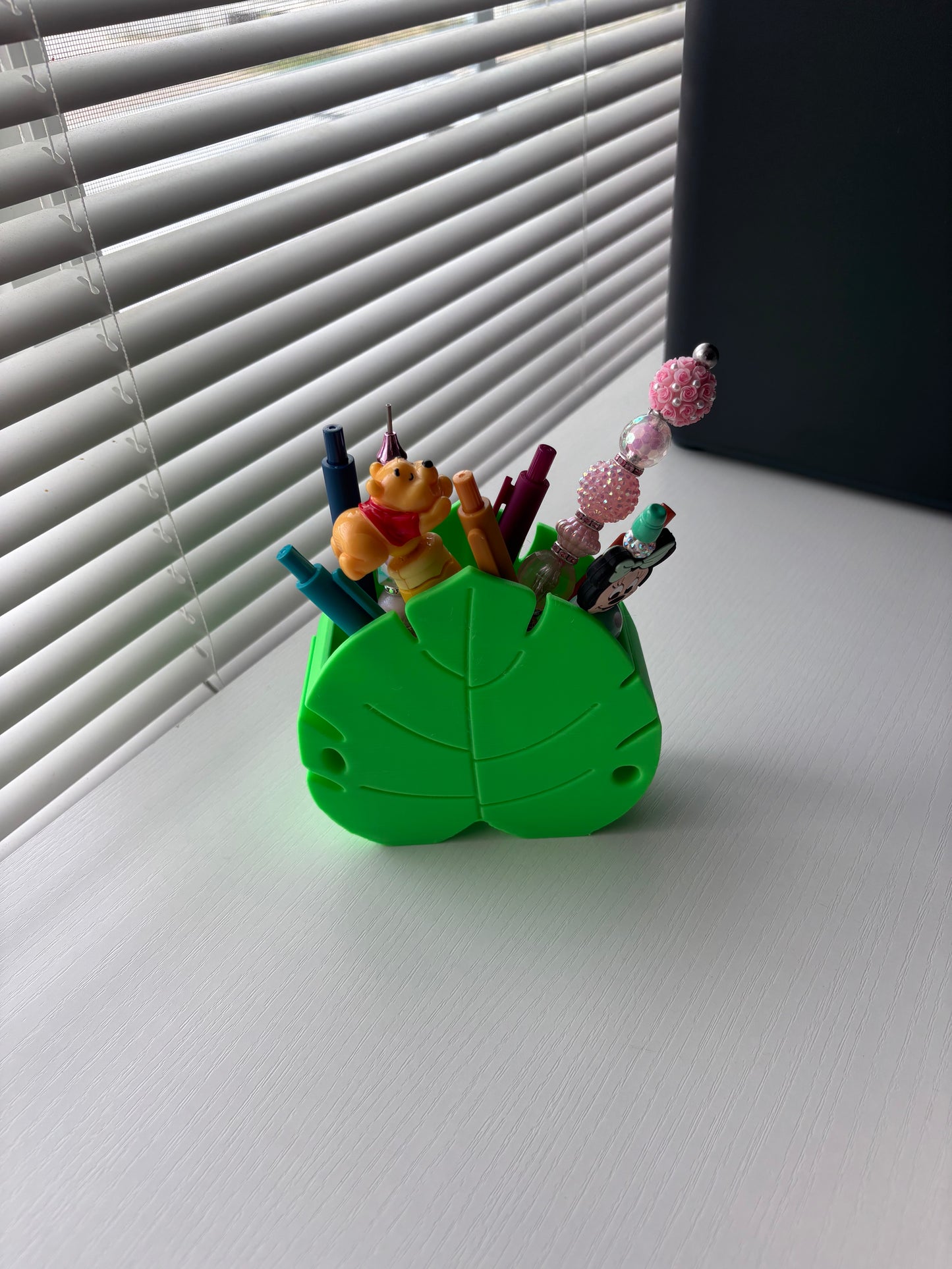 Monstera leaf accessory holder